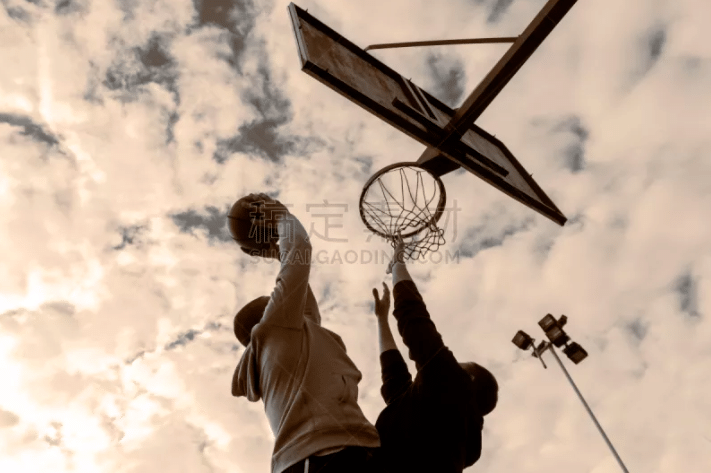 不靠体毛犯规，亚历山大是真有MVP实力的，布朗都被打抑郁了！